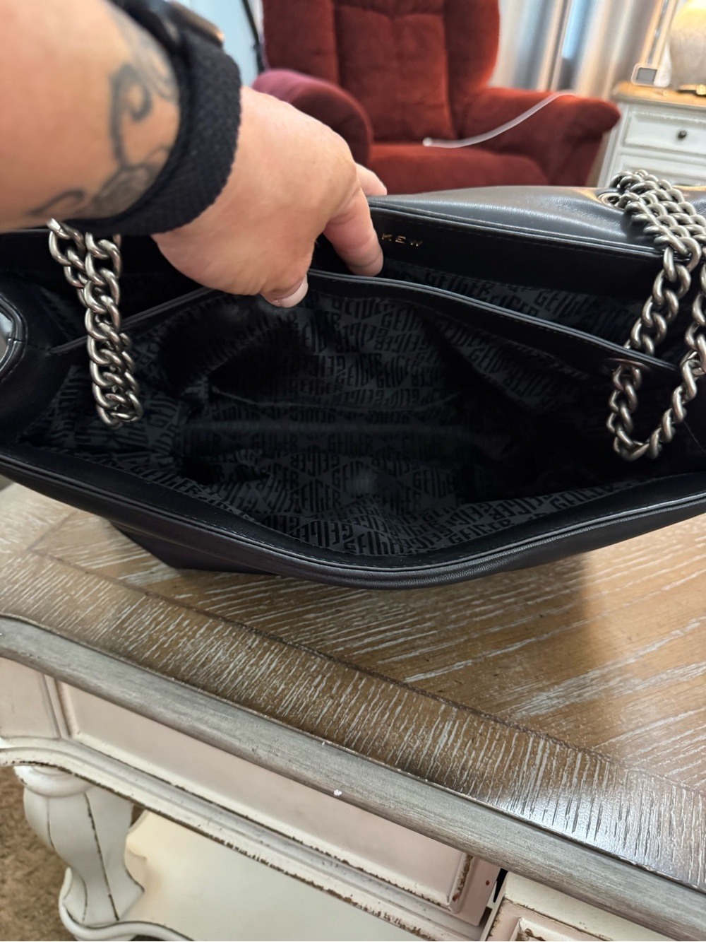 Kurt Geiger London Kew leather bag in black featuring a signature eagle head - Picture 9 of 15